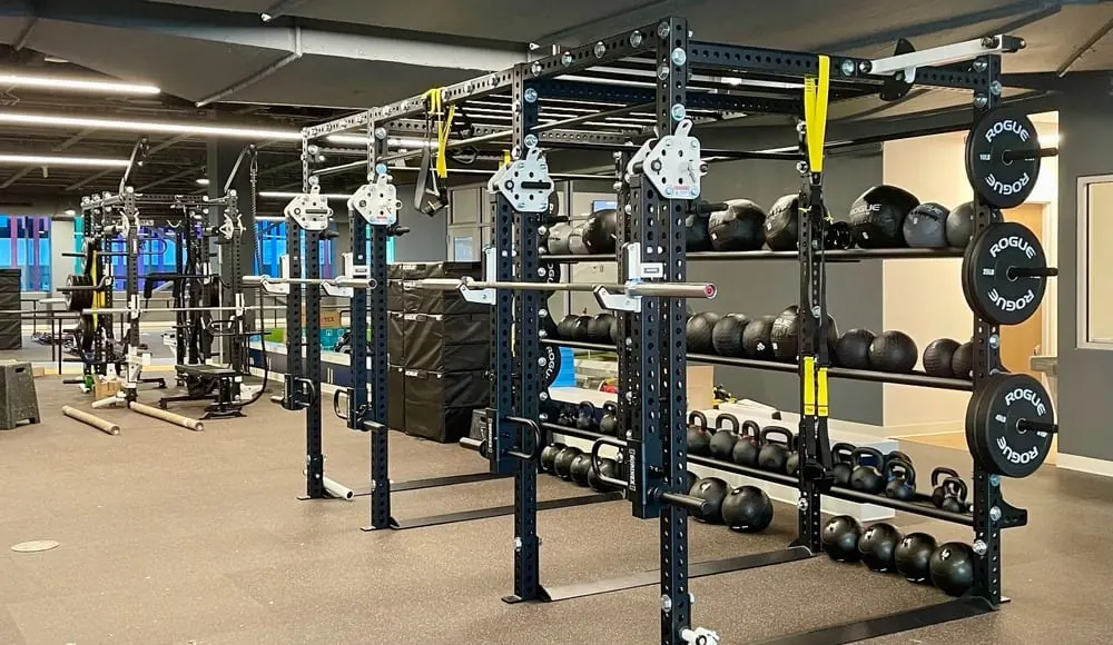 Academia do Lake Nona Performance Club, com racks e pesos