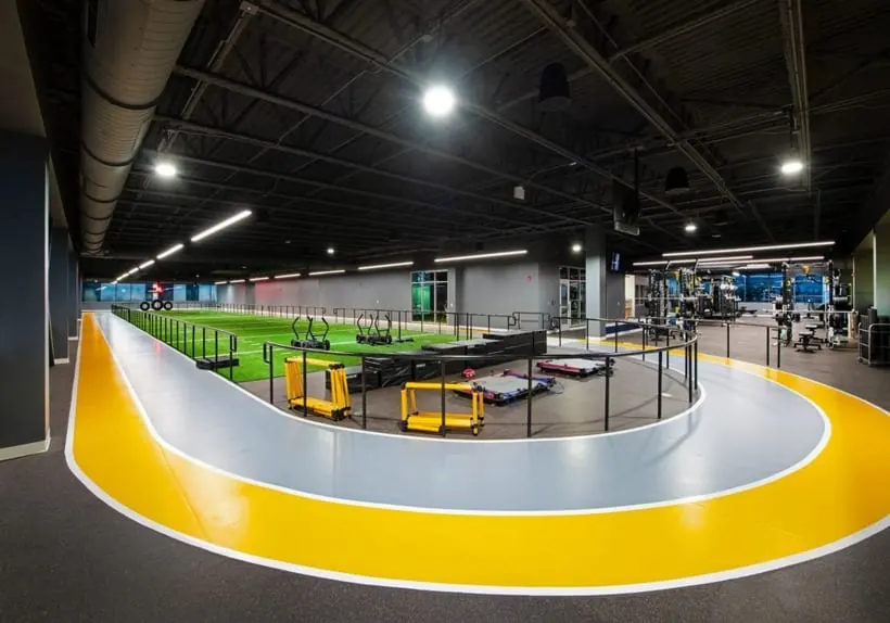 Pista de treino com piso amarelo dentro do centro de performance