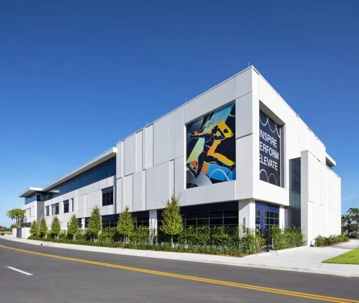 Fachada do Lake Nona Performance Club, centro de performance em Orlando