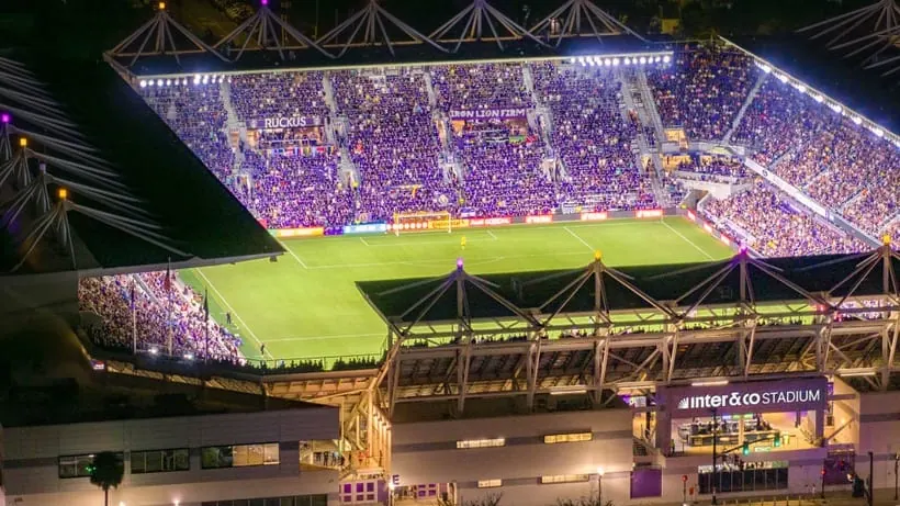 Estádio de futebol iluminado à noite, em Orlando